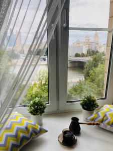 モスクワにあるRiverside Premium Class Apartmentの市街の景色を望む窓