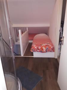 Cette petite chambre comprend un petit lit d'angle. dans l'établissement Studio vlak bij het strand, à Petten