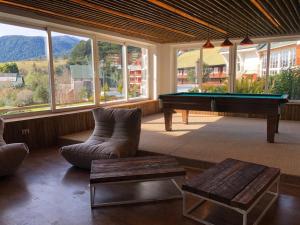 uma sala de estar com uma mesa de bilhar e um sofá em Hotel Termas Puyehue Wellness & Spa Resort em Puyehue