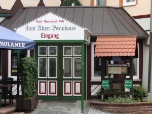 um pequeno edifício com uma placa em cima em Zum Alten Brauhaus em Hofgeismar