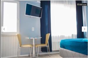 - une chambre avec une table, 2 chaises et une télévision dans l'établissement Blue Apartments, à Istanbul
