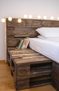 um quarto com uma cama e uma cabeceira em madeira em Casa Boemia em Braşov