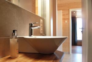 Koupelna v ubytování Schwarzes Holzferienhaus mit Sauna -- L I E B L I N G S P L A T Z -- an der Ostsee, Zierow bei Wismar, Strand 500m, alles inklusive + 35 fotografií