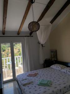 1 dormitorio con cama y vistas a un balcón en Villa Riverside, en Platána