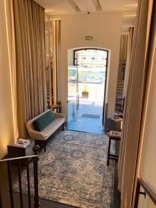 uma sala de estar com uma cadeira e uma porta em Hotel Centre Nautique em Bonifacio