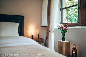- une chambre avec un lit et une fenêtre fleurie dans l'établissement Suite Prestige Château Uriage - Escapade romantique, à Saint-Martin-dʼUriage