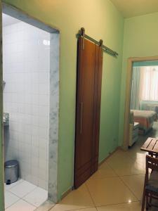 baño con ducha y puerta corredera en Studio Copacabana 1003, en Río de Janeiro
