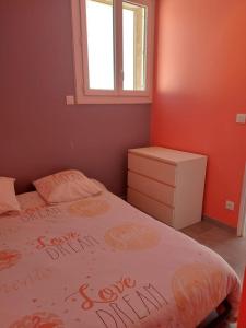 een slaapkamer met een bed en een raam bij Les Gîtes De Yayou in Pézenas