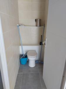 une petite salle de bains avec des toilettes et une serpillière dans l'établissement Les Gîtes De Yayou, à Pézenas
