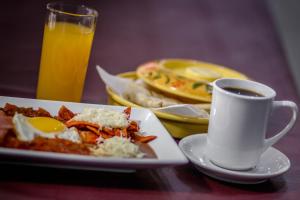 une assiette de nourriture et une tasse de café sur une table dans l'établissement Hotel Posada Tierra Blanca, à Chihuahua