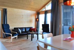 Posedenie v ubytovaní Schwarzes Holzferienhaus mit Sauna -- FELDRAIN -- an der Ostsee, Zierow bei Wismar, 4-6 Personen