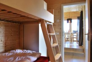 Posteľ alebo postele v izbe v ubytovaní Schwarzes Holzferienhaus mit Sauna -- FELDRAIN -- an der Ostsee, Zierow bei Wismar, 4-6 Personen