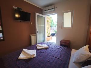 ein Schlafzimmer mit einem Bett mit zwei Handtüchern darauf in der Unterkunft Radović Apartments in Budva