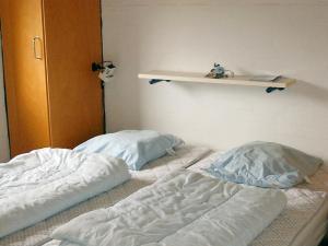 ブラーバンドにある6 person holiday home in Bl vandの壁に棚が付いた客室内のベッド2台(ベッドメイキングなし)