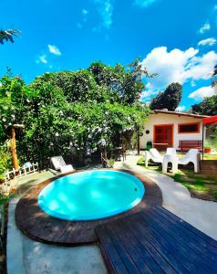 una piscina en una terraza junto a una casa en Olho D'Água Pousada en Guaramiranga