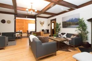 Banff's Rocky Mountain House في بانف: غرفة معيشة مع أريكة وطاولة