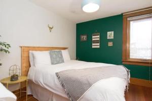 Katil atau katil-katil dalam bilik di Banff's Rocky Mountain House