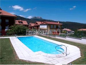 a swimming pool in the yard of a house at Apto Valle Encantado, Piscina y Vistas, TU ESCAPADA PERFECTA in Gibaja