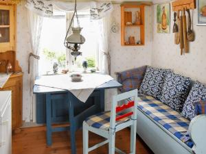 uma cozinha com um sofá e uma mesa num quarto em 4 person holiday home in R nn ng em Rönnäng