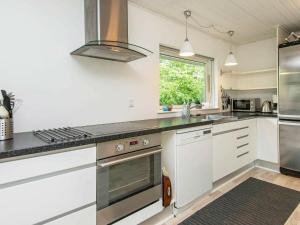 Een keuken of kitchenette bij 8 person holiday home in Eg