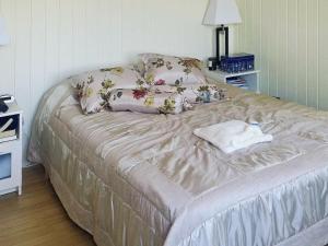 Postel nebo postele na pokoji v ubytování 4 person holiday home in UDDEVALLA-By Traum