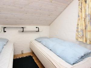 Nørre VorupørにあるThree-Bedroom Holiday home in Thisted 4のベッドルーム1室(ベッド2台付)