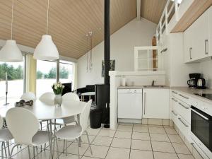 Brovstにある8 person holiday home in Brovstのキッチン(白いテーブル、白い椅子付)