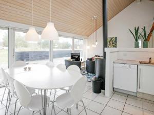 Brovstにある8 person holiday home in Brovstのキッチン、ダイニングルーム(白いテーブル、椅子付)