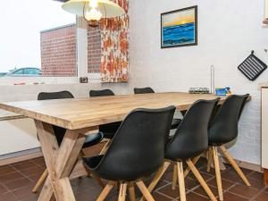 ヘンネ・ストランドにある6 person holiday home in Henneのカンファレンスルーム(木製テーブル、椅子付)