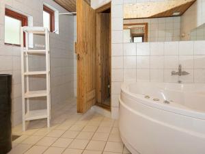 Kamar mandi di Four-Bedroom Holiday home in Skanderborg