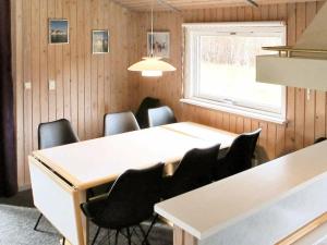 uma sala de jantar com mesa e cadeiras em 8 person holiday home in Stege em Stege