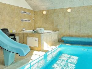 La salle de bains est pourvue d'un lavabo et d'une piscine. dans l'établissement 14 person holiday home in Odder, à Odder
