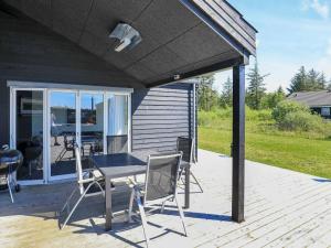 Patio nebo venkovní prostory v ubytování 10 person holiday home in Brovst-By Traum