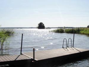 un muelle sobre una masa de agua con vistas en 6 person holiday home in GLANSHAMMAR en Glanshammar