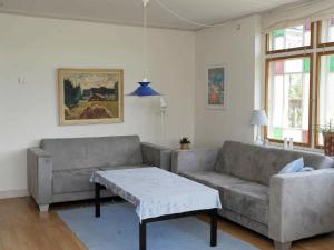 ノーポにある10 person holiday home in Nordborgのリビングルーム(ソファ、コーヒーテーブル付)