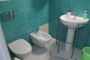 a bathroom with a toilet and a sink at Le case di Carlotta & Giorgia in Pozzillo