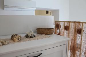 a kitchen counter with two baskets on top of it at Le case di Carlotta & Giorgia in Pozzillo