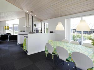 8 person holiday home in Haderslev في Årøsund: غرفة طعام مع طاولة وكراسي