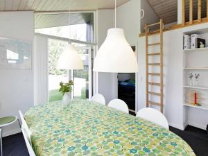 Årøsund的住宿－8 person holiday home in Haderslev，厨房以及带桌椅的用餐室。