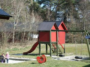 un niño jugando en un parque infantil con un tobogán en 6 person holiday home in Nex, en Snogebæk