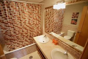 a bathroom with a sink and a shower at Ohana Vista Mar Los Abrigos in Los Abrigos