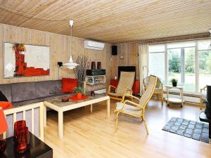 6 person holiday home in L kken في Grønhøj: غرفة معيشة مع أريكة وطاولة