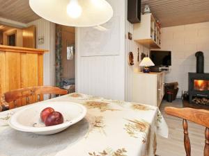 una mesa con una placa con dos manzanas. en 4 person holiday home in L s, en Læsø