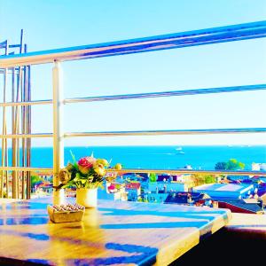 - une table avec un bouquet de fleurs sur le balcon dans l'établissement Art City Hotel Istanbul, à Istanbul