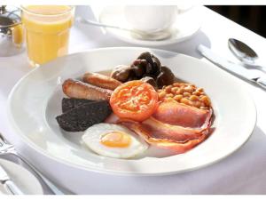 un plato de desayuno en una mesa en Liverpool Inn Hotel, Sure Hotel Collection by Best Western, en Liverpool