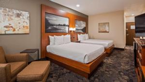Postel nebo postele na pokoji v ubytování Best Western Plus Oklahoma City Yukon