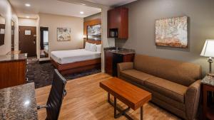 Postel nebo postele na pokoji v ubytování Best Western Plus Oklahoma City Yukon