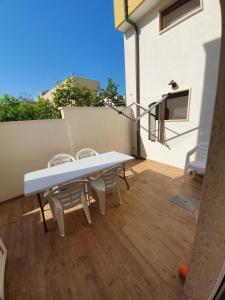 een witte tafel en stoelen op een balkon bij C'era una VOLTA...a STELLA in San Vito dei Normanni