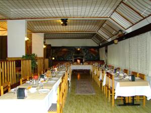 a dining room with long tables and chairs at Ilgaz Derbent Hotel in Ilgaz