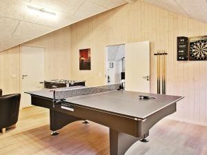 カッペルンにある12 person holiday home in Hasselbergの- 卓球台付きのゲームルーム